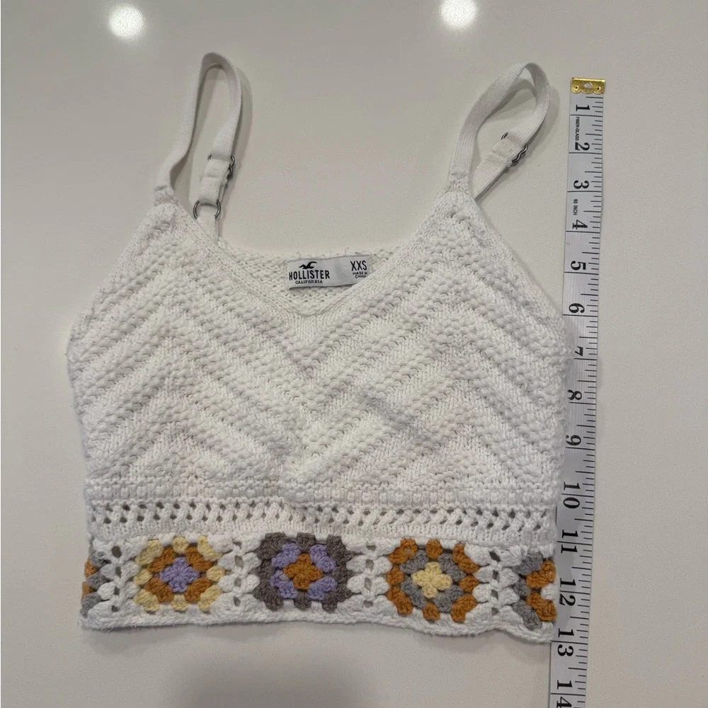 Hollister White Crochet Crop Top with Multicolor Floral Accents - Picture 3 of 7
